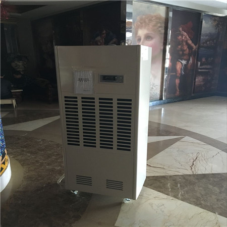 工業(yè)除濕機經過工作能夠將濕潤的水分和懸浮物除去，濕空氣變得干爽，也是空氣喧囂機，它廣泛用于生產和生活的各個方面。為用戶創(chuàng)造出舒適、干爽清凈的現代生活空間。